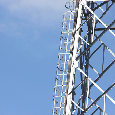 A36 4 mit Beinen versehener freier stehender Gittermast Gr50 mit dem heißen Bad galvanisiert